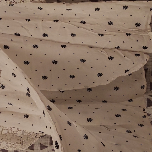 Open-back floral-sleeve top - Picture 4 of 4